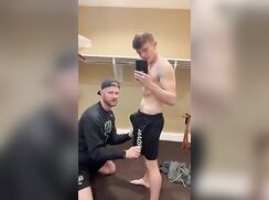 Il suce avant qu'il tourne