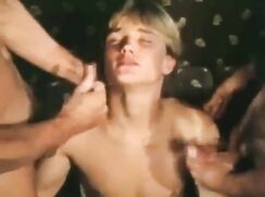 Jeune blond surprend deux mecs en train de baiser Vintage