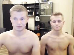 Deux copains blonds baisent pour la cam