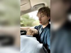 Il suce son copain qui conduit