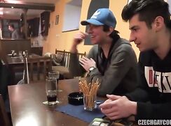 Orgie dans un bar avec des hétéros pour de l'argent
