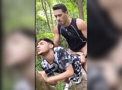 Salope latino se fait baiser en lieu de drague