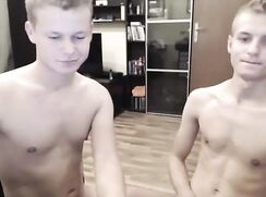 Deux copains blonds baisent en cam