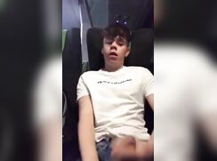 Jeune excité se branle et jouis dans le train