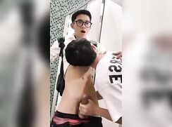 Jeune asiatique se fait branler par un inconnu dans les toilettes publiques