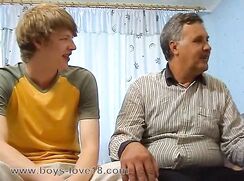Klark mit Junge und Mann