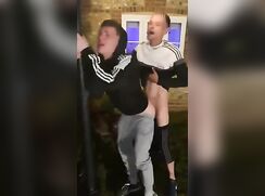 Il surprend deux potes à la sortie du pub