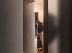 Un mec surpris en train de défoncer un mec en glory hole amateur