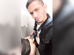 Arabe hétéro baise un jeune gay dans les toilettes