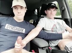 Deux étudiants font un plan exhib dans la voiture