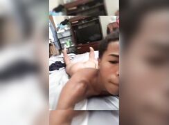 Jeune noir se branle et jouis dans son lit