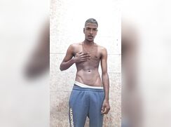 Garoto latino Exibindo o pênis