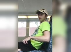 Jeune se branle dans le train