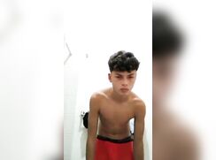 Jeune sexy se branle et jouis dans la salle de bain