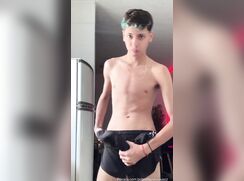 Garoto exibicionista dançarino