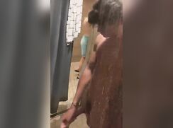 Jeune mec se branle sous la douche du club de sport et se fait mater