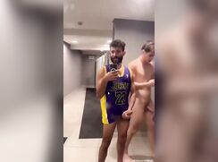 Un inconnu le suce dans les vestiaires