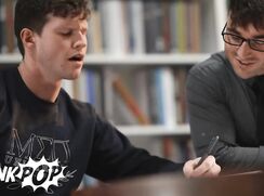 Prof baise deux élèves lors d'un cours privé