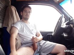 Branle dans sa camionnette pendant son travail