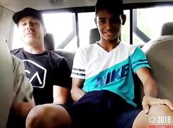 Branle avec jeune latino dans la voiture 2