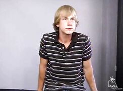 Jeune blond hétéro se fait branler