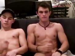 2 jeunes hétéros se branlent ensemble pour la 1ère fois