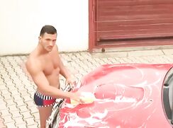 ♥ Un beau gosse musclé qui tire un 4,5 kg près de la voiture ♥