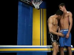 2 basketteurs baisent pendant l'entrainement