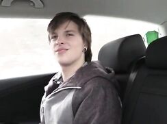 Baisé dans la voiture pour de l'argent