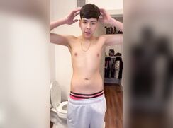 Menino latino bonito exibindo de cueca