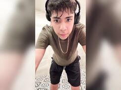 Menino latino bonito exibe seu pênis