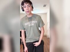 Garoto bonito exibe seus pés