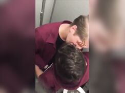 Baise entre étudiants dans les toilettes