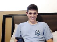 Beau jeune mec montre son corps pour la première fois