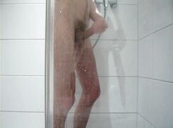 Jerking and cumming in the shower - Boyke18
