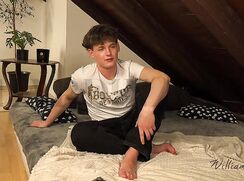 CUTE TWINK AUDITION ASS PLAY