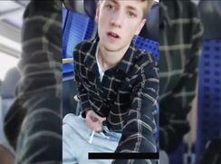 Jeune blond se branle dans le train