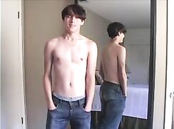 Jeune se branle pour un photographe mature