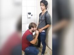 Amateurs dans les toilettes