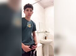 No banheiro batendo uma