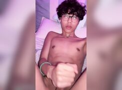 Menino nerd asiático goza masturbando