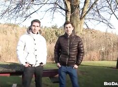Il paie deux auto stoppeurs pour qu'ils baisent ensemble