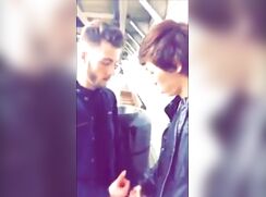 Il se fait sucer sur le quai d'une gare