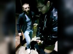 Il regarde avec envie son pote se branler