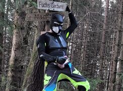 AHV-HD - Biker puppy wichst im wald - Kreuzung nacht   fuchs geräumt