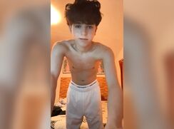 Leo twink exibindo a bunda