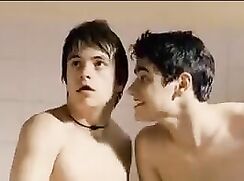 Extrait film scène douche 2 jeunes mecs