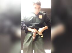 Jeune militaire latino se branle dans les toilettes de la caserne