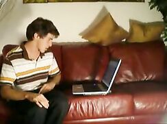 Jeune mec se branle devant un copain
