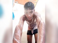 Moreno masturbando no banho gay boys porn